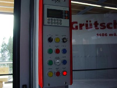 Panel in der Kabine. Gefahren wird von hier. Radio gibts ebenfalls.