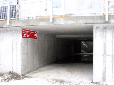 Um bei der Mittelstation eine Gondel nach Furi zu erwischen, muss man durch diesen Tunnel unter der Station durch