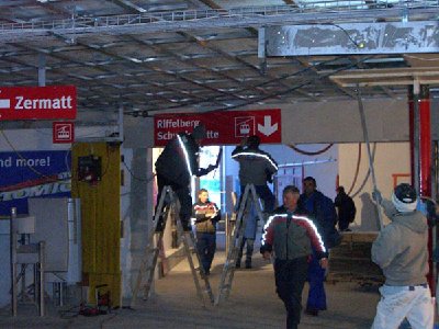 Am Morgen sind Theo's Kollegen noch intensiv damit beschaeftigt, die letzen Feinheiten zu Installieren (Schild!)