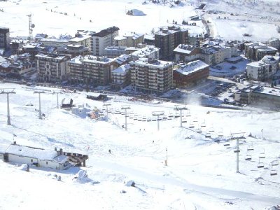 Talstation neuer Cretaz 6er links, Neuer Idiotenhügel-Express-4er rechts (schon am laufen)