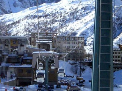 Blick zurueck aus den renovierten Gondlen Richtung Talstation Cervinia (man beachte die  Ruine im Hintergrund)