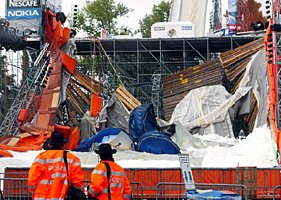Hier ein Bild der eingestürzten Schanze. Quelle: www.tages-anzeiger.ch