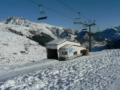 Geisterstation des ehem Doppelliftes. Wenigsten einer hätte man für Notfälle stehen lassen können. Oder verkürzen für die Halfpipe und den Funpark Milez.