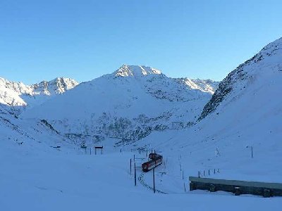 Zug Richtung Tschamut. Was für ein Fluss entsprings da hinten??