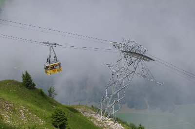 Auf Nicht Druckübertragende Gehänge umgebaute Pendelbahn Stanserhorn. Das Gehänge war von De Giorgi Bern wurde aber von CWA verkürzt damit die Ketten Platz hatten ohne das perron abzusenken.