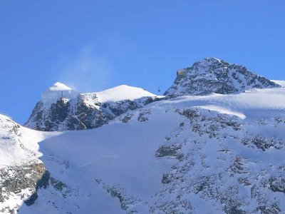 Jetzt das bessere Bild mit Kabine: Einfahrt Klein Matterhorn im Zoom aus Süden.
