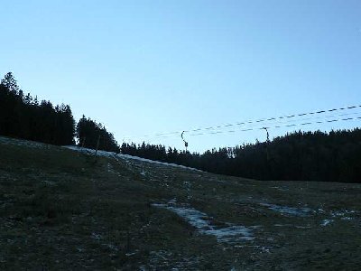 Steile daneben der Skilift Schweinelekopf