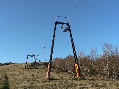 Kurve. Seit dem abbruch der ersten Sektion Skilift Präg auch nur noch ein Einzellift. Und nicht mehr vom Hochkopf erreichbar.