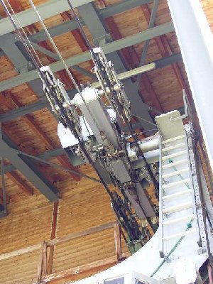 Kurios dieses Laufwerk besitzt auf jedem Tragseil eine Bremse allerdings eine vorne eine Hinten.