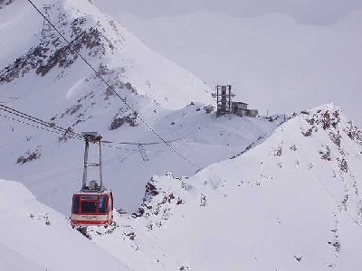 Anlage hat trotzdem eine Fangbremse mit Bremswagen obwohl die Bahn bei einem Seilriss die Gegenüberliegende Station aus eigener Kraft nie erreichen würde.