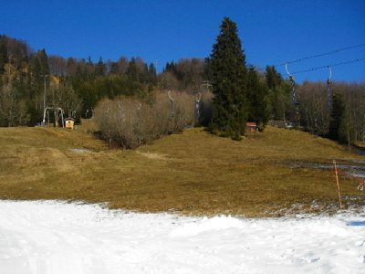 Der Dorflift geht bis zur Mitte und von da weg ist es eher noch grün!