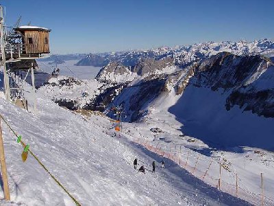 Bergstation DSB Eisee auf dem Rothorn. Am Grad rechts endet der Skilift Hochgummen von Schönbühl Lungern aus.