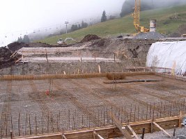 Hier wird einmal das Stationsgebäude sein. Der Bahnhof wird wohl  halb &amp;quot;unterirdisch&amp;quot; .