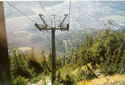Blick von Wankbahn auf Garmisch am oberen Ende des Steilstücks (kurz vor Bergstation)