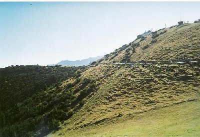 Blick auf die Trasse des ehemaligen Sonnenlifts (SL, 200m), der in meinem 96er Skiprospekt noch für seine kurze, aber steile Piste gerühmt wurde. Das Häusle neben dem Ausstieg ist noch zu sehen. Außerdem existieren noch Fundamente Berg-und Talstation sowi