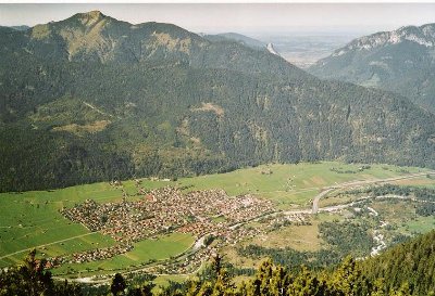 Blick auf Farchant und B2-Tunnel. Außerdem ist der Kofel vor Oberammergau zu sehen.