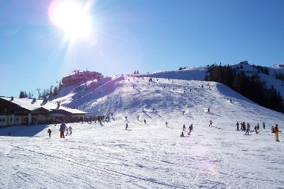 Familienabfahrt (3) Seite Großarltal. Links oben Bergstation Panoramabahn.