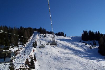 4-KSB Wengerhochalmbahn mit zugehöriger Piste. Links der nicht geöffnete SL Wengeralmlift. (Dorfgastein)