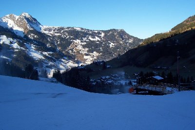 Beschneiung im Bereich Mühlwinkelhütte (Seite Dorfgastein) mit erkennbaren Problemstellen. Hier zwischen Bergstation Mühlwinkellift (rechts im Bild) und Talsatation Wangerhochalmbahn (links) war die Piste am dreckigsten. Die dahinter folgende Talabfahrt w