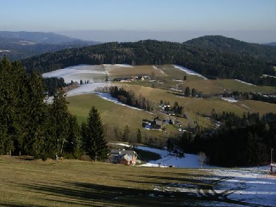 Trainingsgelände und Funpark, links der SL Leitenlift, im Schatten die Talstation des SL Ochsenkopflift