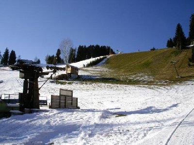 Talstation des SL Leitenlift mit Funpark und Trainingsgelände, im Hintergrund die südliche Piste des SL Ochsenkopflift