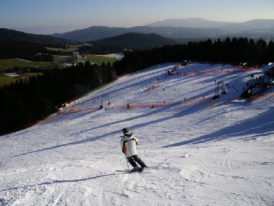 auf der südlichen Piste des SL Ochsenkopflift, hinten der 1-SL Babylift, rechts hinten der Übungslift