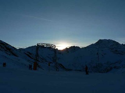 Morgenstimmung am Skilift Alpsu. Schon sehr früh war hier Full House.