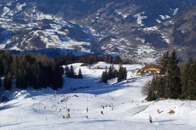 Abfahrt Richtung Alpendorf<br />links: Tellerlift<br />rechts: Bergstation 6er-EUB Alpendorf