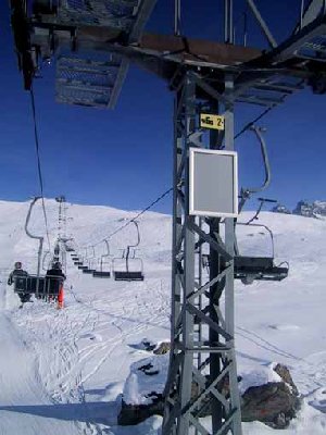 Garaventastütze mit WSO-Schild bei der Sesselbahn Tamboalp.