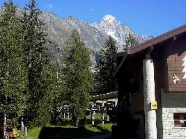 die Garage iss in dem selben Haus- welches die PB beherbergt- die Talstation der KSB- ca. 50 m weiter hinten...