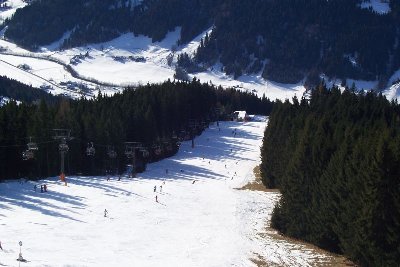 Abfahrt Richtung Kleinarl entlang 4er-KSB Bubble Shuttle (Mittelstation in Bildmitte)
