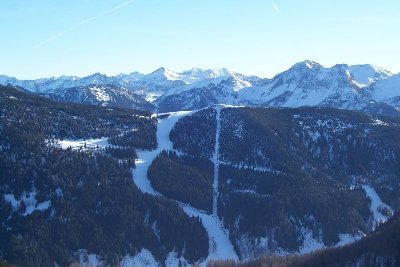 Blick zum Rauchkopf, derzeit kein Betrieb, aus der Nähe betrachtet sah die Piste noch sehr schlecht aus
