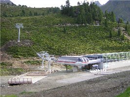 Hohe Mutbahn hat garagierung in einer Gebäude neben die Talstation