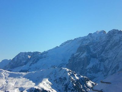 Blick von der Col Rodella Richtung Belvedere. Im Hintergrund die Marmolada