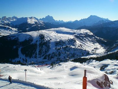 Blick von der Bergstation Vallon zur DSB Cherz und Passo Campolongo