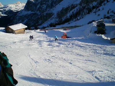 Abfahrt Sellapass Richtung Corvara. Nix besonderes, sehr flach und schattig.Reine Verbindungspiste...