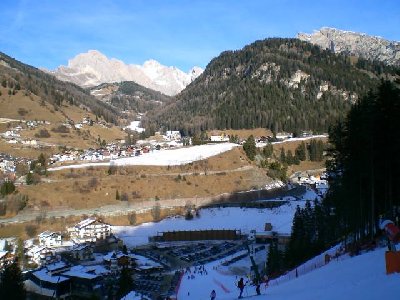 Schlusshang der schwarzen Sasslong. Im Hintergrund die 8EUB Col Raiser in Richtung Seceda