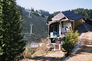 Noch ein Foto vom Vorjahr mit der PB + 3SB (noch im Bau). Die damals noch halb zugewachsene schwarze Piste liegt links der 3SB, hier zu sehen nur die letzten paar Meter.