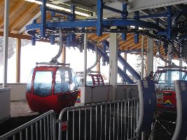 Ganz links ist die Alpkopfbahn. Ihre Garage liegt im gleichen Gebäude einen Stock tiefer. In der Bildmitte sieht man die schiefe Ebene, die die Stockwerke verbindet.