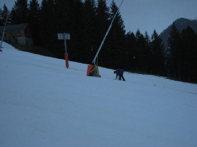 Neujahrsmorgen - Liftbedienstete sammeln die Feuerwerksreste von der Feier im Bergrestaurant ein