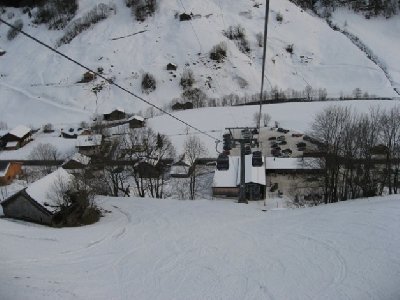 Blick nach unten - im Dorf mehr Schnee als oben