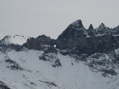 Martinsloch - 2 mal im Jahr fällt die Sonne hindurch auf die Elmer Kirche