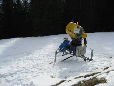 Schneekanone auf der geschlossenen Piste 9 nach unten dick beschneit