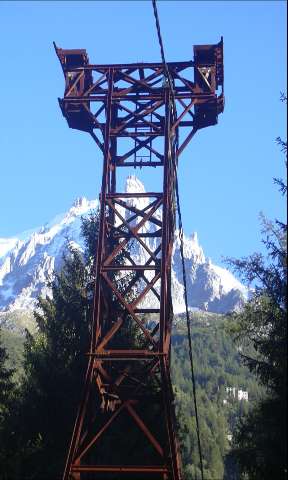 alte Seilbahn Richtung Aiguille du Midi  die 3. Sektion wurde begonnen aber nicht mehr fetiggestellt