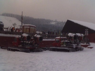 uralte PistenBully (145-er?) mit jeweils 2 Kanonen auf dem Buckel
