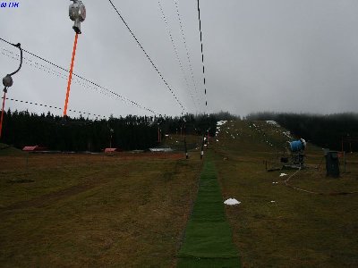 warum Kunstrasen auf dem Boden? Soll der Schnee da länger leigen bleiben? Rechts ne alte Lenko