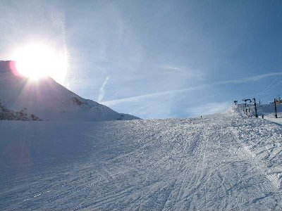 rechts der besagte Schlepper; links eine weitere leere blaue Autobahn