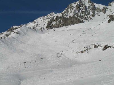 wunderschöner 2er Sessel zum Lauzière hoch; erschließt eine schwarze und eine rote Piste