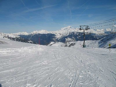 erneut die Rote Piste richtung Valmorel + 4er Sessel rechts