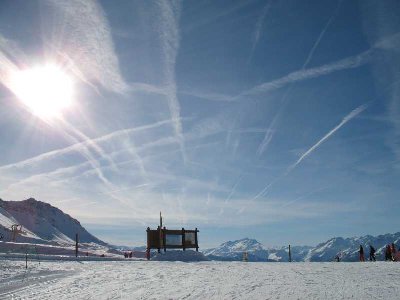 Art Plateau mit mehreren Abfahrtsmöglichkeiten